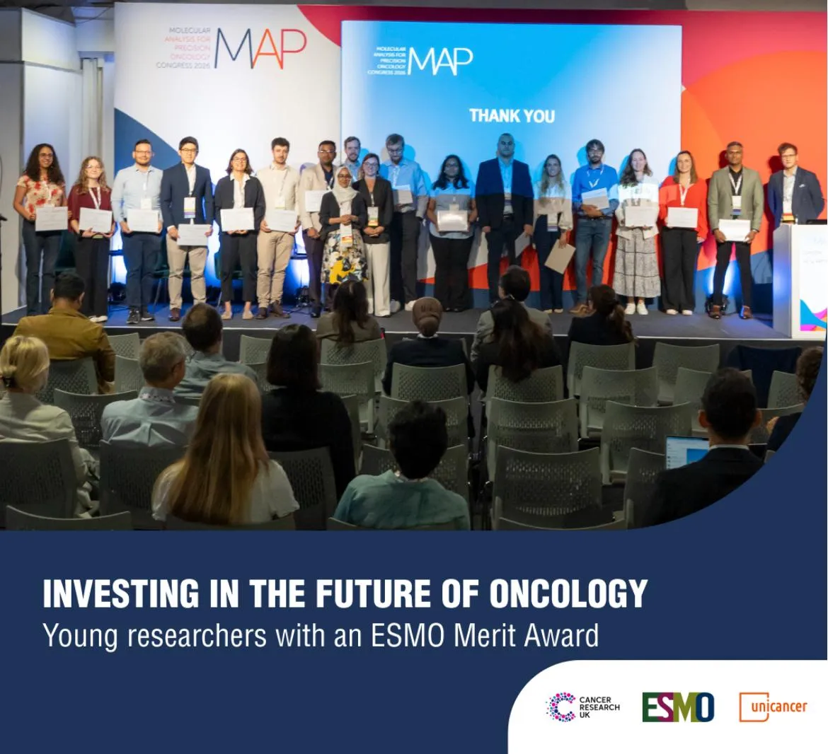 Jovens pesquisadores premiados com o ESMO Merit Award no palco do MAP Congress 2026, em Londres, segurando certificados